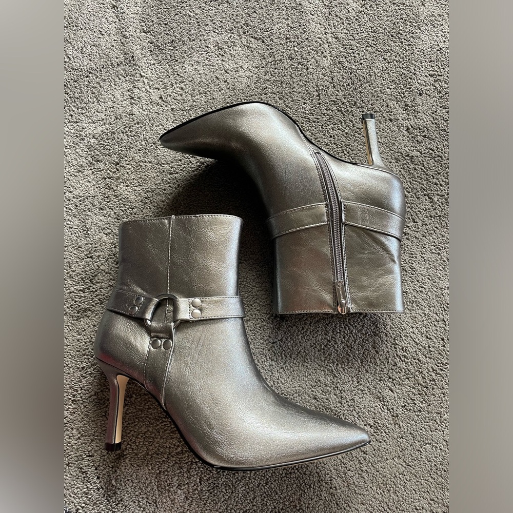 NWOT Jessica Simpson Metallic Silver Grey Ankle Heeled Booties Size 7.5